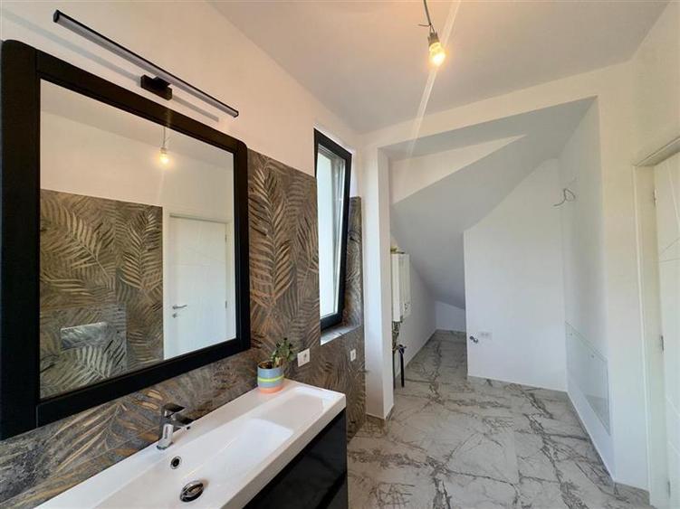 Casă individuală cu 4 camere cu Canalizare în Pietrăria