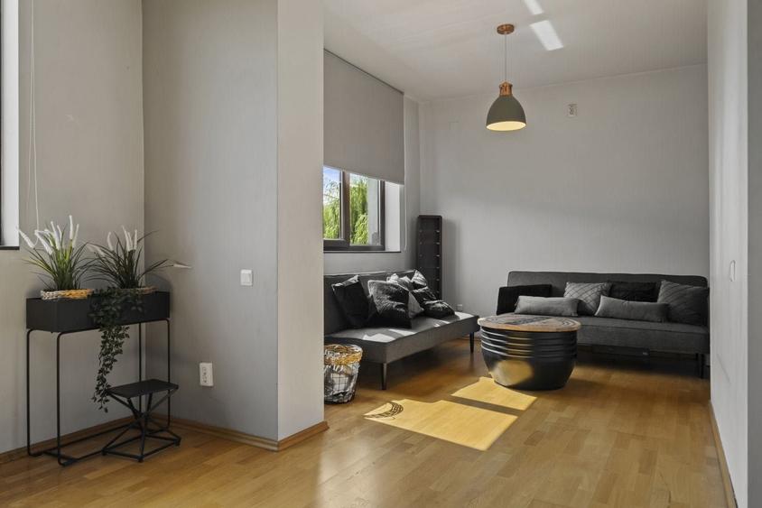 Apartament cu 4 camere semidecomandat în Central