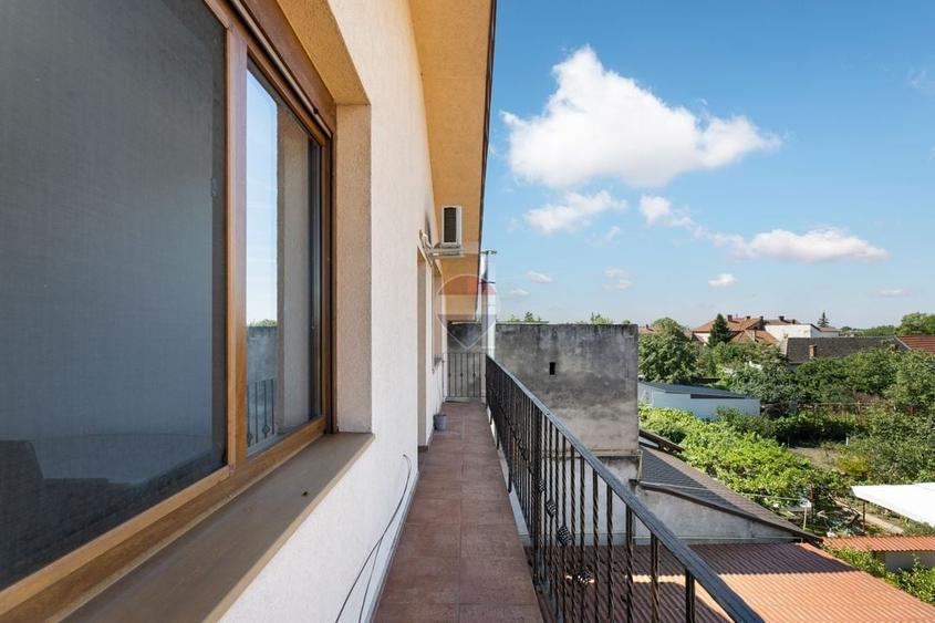 Apartament cu 3 camere decomandat, mobilat în Intim