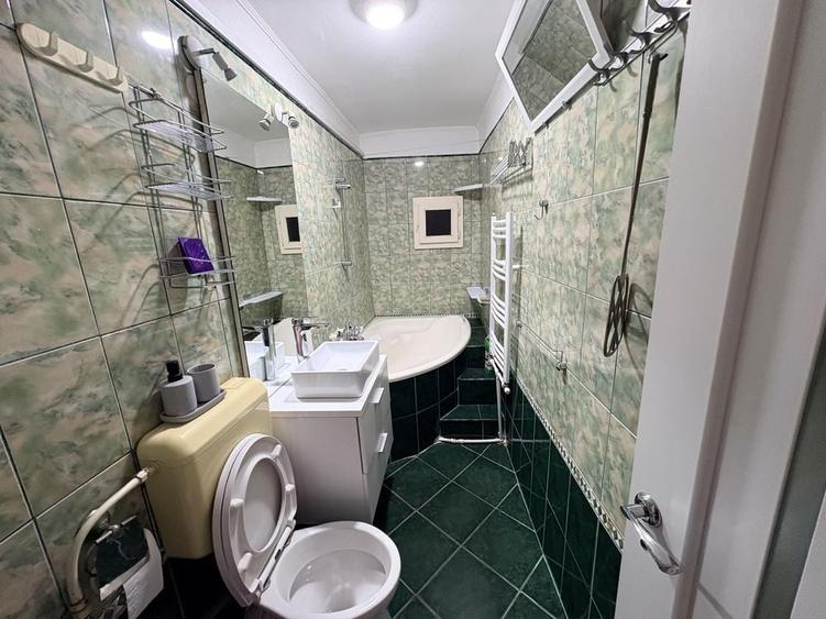 Apartament cu 3 camere decomandat în Exterior Vest