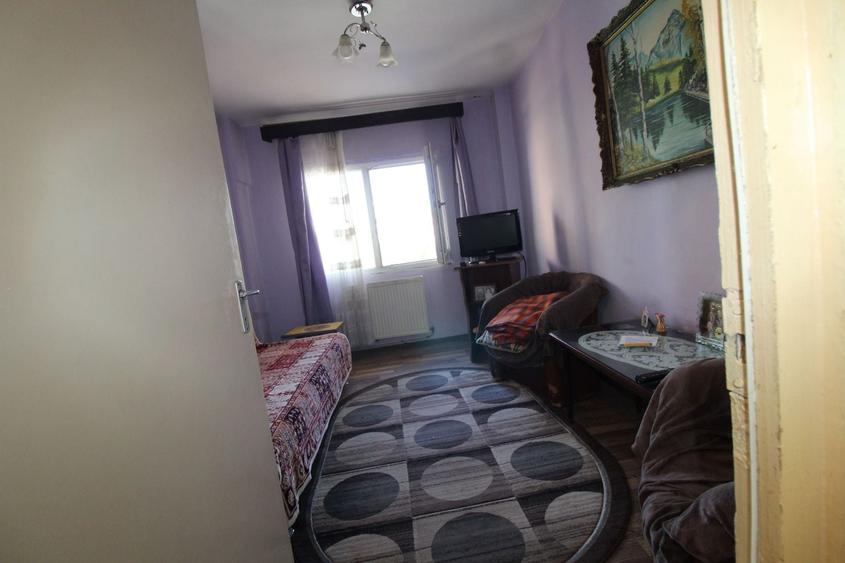 Apartament cu 3 camere decomandat în 9 Mai