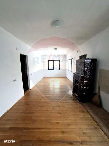 Casă cu 4 camere cu Teren 1478 Mp în Măneciu