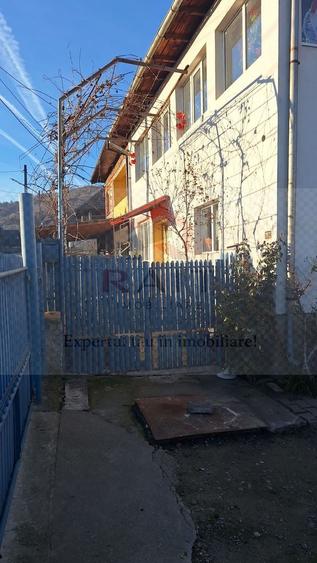Casă individuală cu 6 camere cu Canalizare în Corbeni