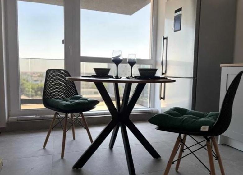 Apartament cu 2 camere semidecomandat, mobilat în Pantelimon