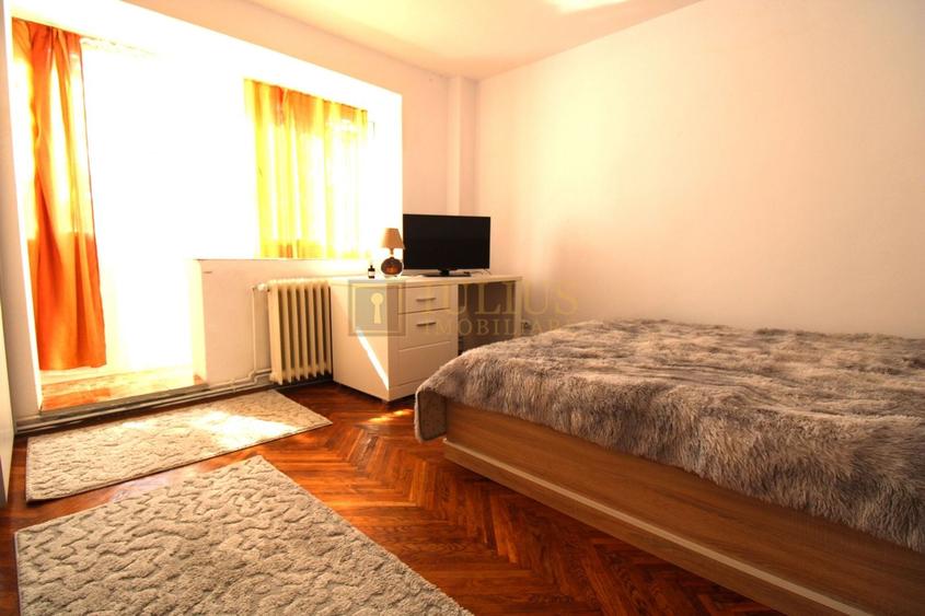 Apartament cu 4 camere semidecomandat, mobilat în Central