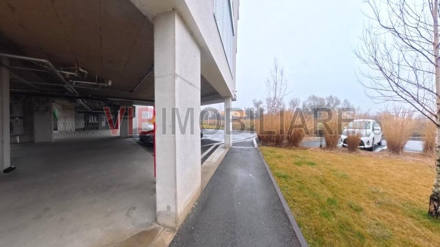 Apartament cu 3 camere semidecomandat, mobilat în Est