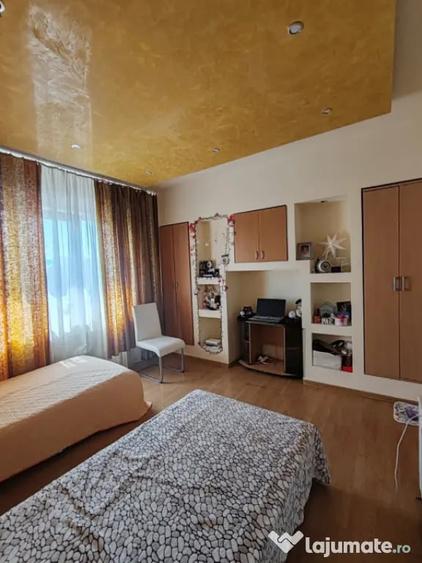 Casă cu 5 camere cu Teren 683 Mp în Central
