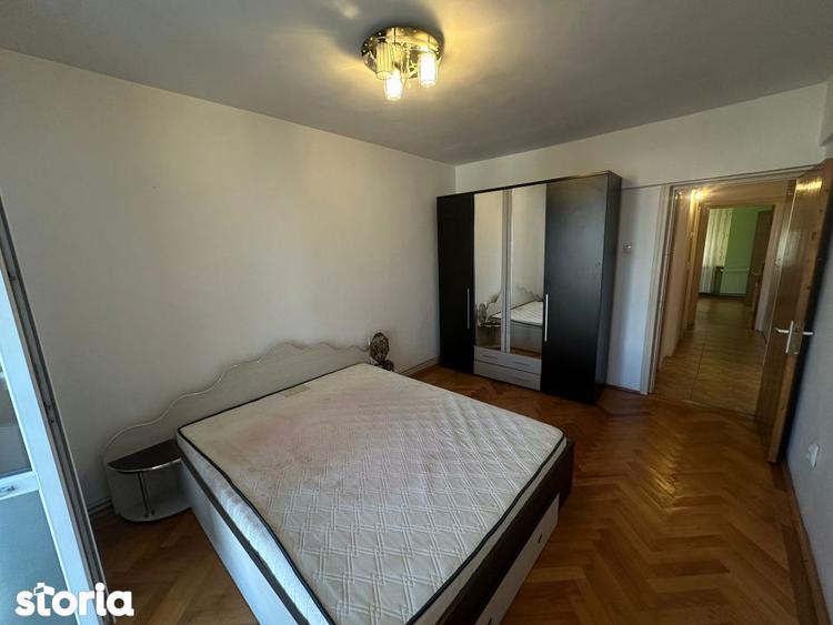 Apartament cu 3 camere în Craiovița Nouă