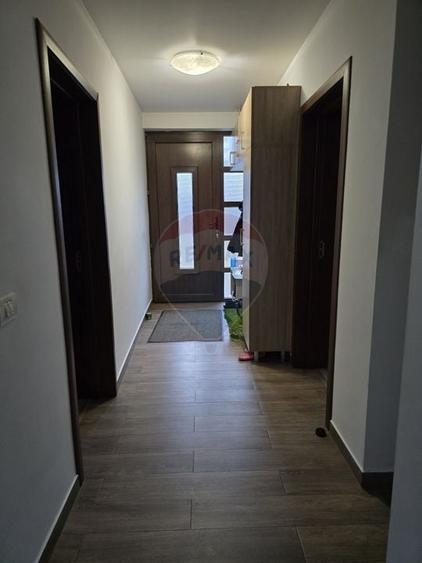 Casă individuală cu 7 camere cu Teren 545 Mp în Est