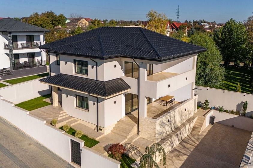 Casă cu 4 camere decomandat în Breazu