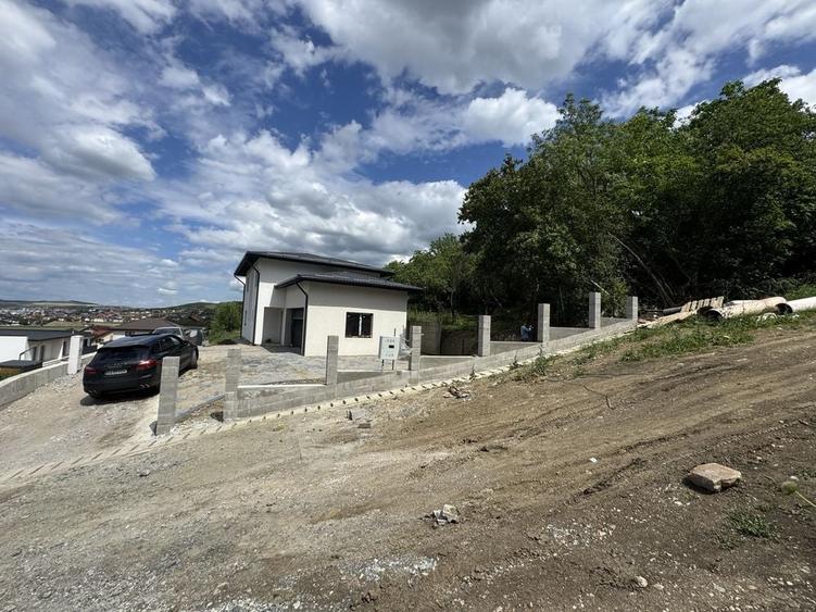 Casă individuală cu 4 camere cu Canalizare în Dezmir