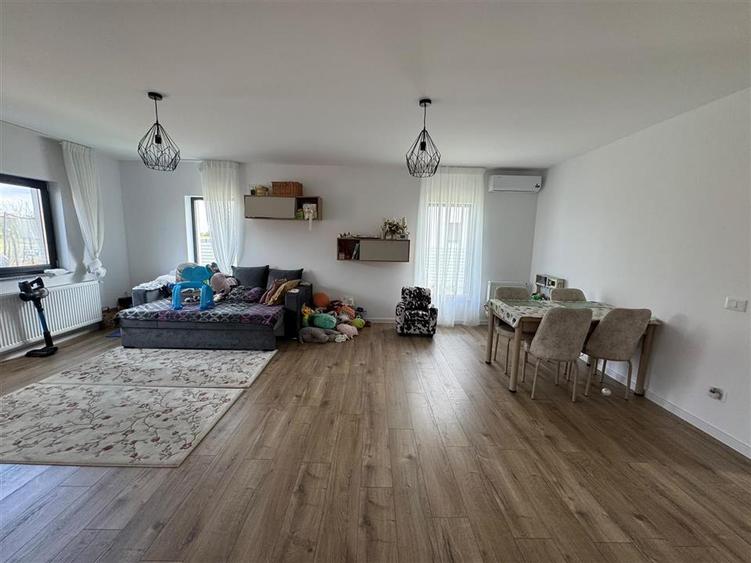 Casă individuală cu 3 camere cu Canalizare în Est