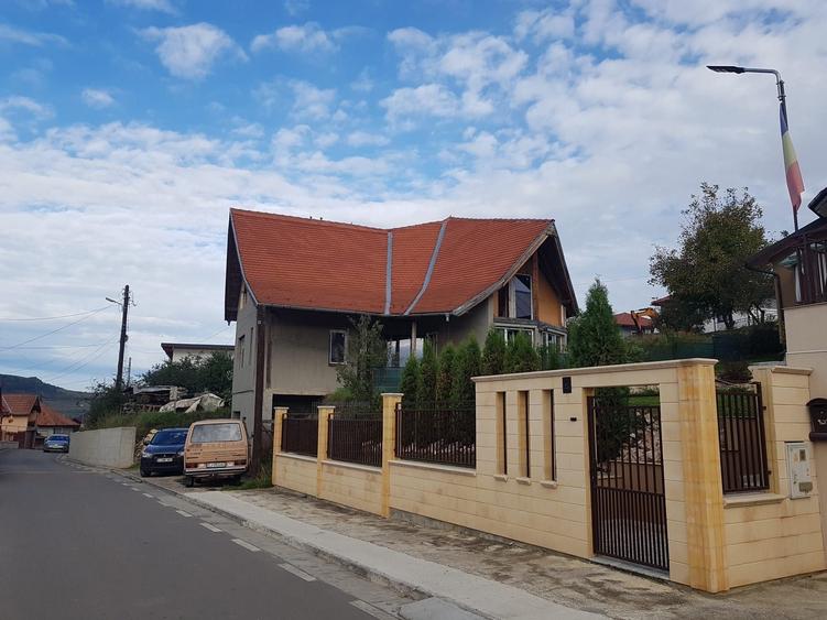Casă cu 4 camere în Baciu