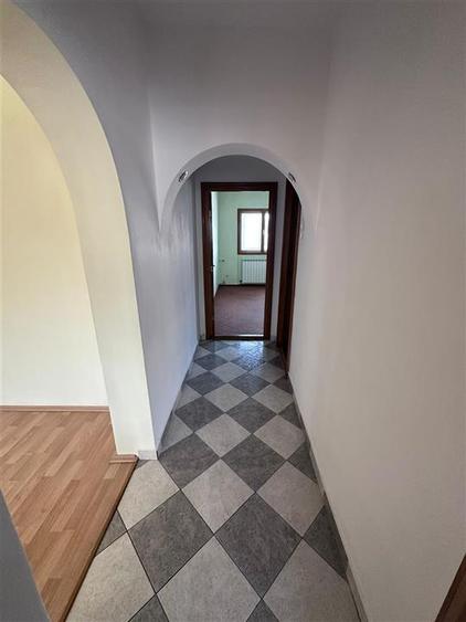 Apartament cu 3 camere semidecomandat în Podu Roș