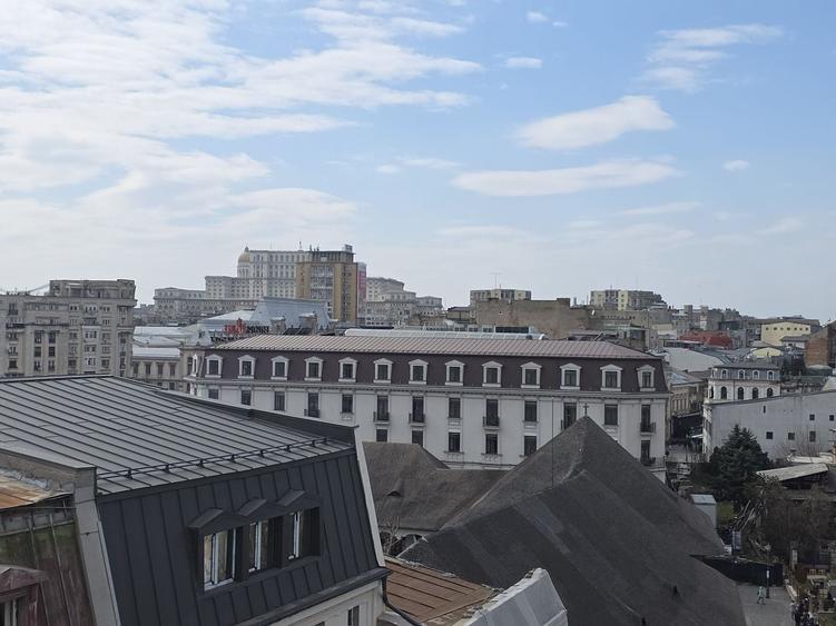 Apartament cu 3 camere semidecomandat, mobilat în