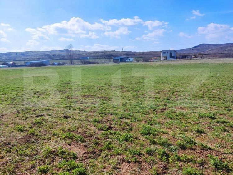 Teren Construcții intravilan de 900 mp, în Luna de Sus