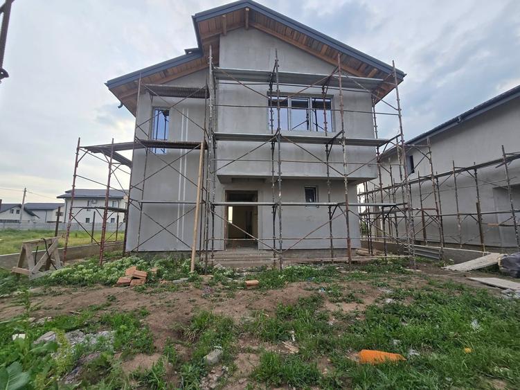Casă individuală cu 4 camere cu Canalizare în Exterior Nord