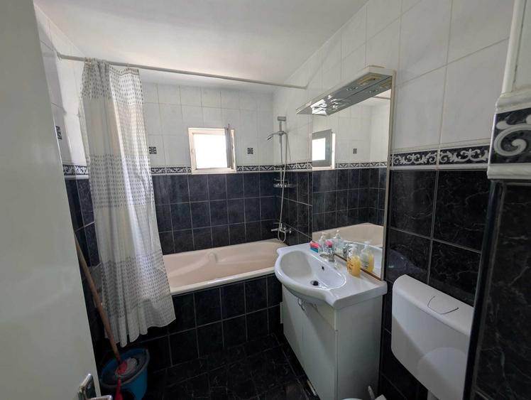 Apartament cu 3 camere decomandat în Calarași 4
