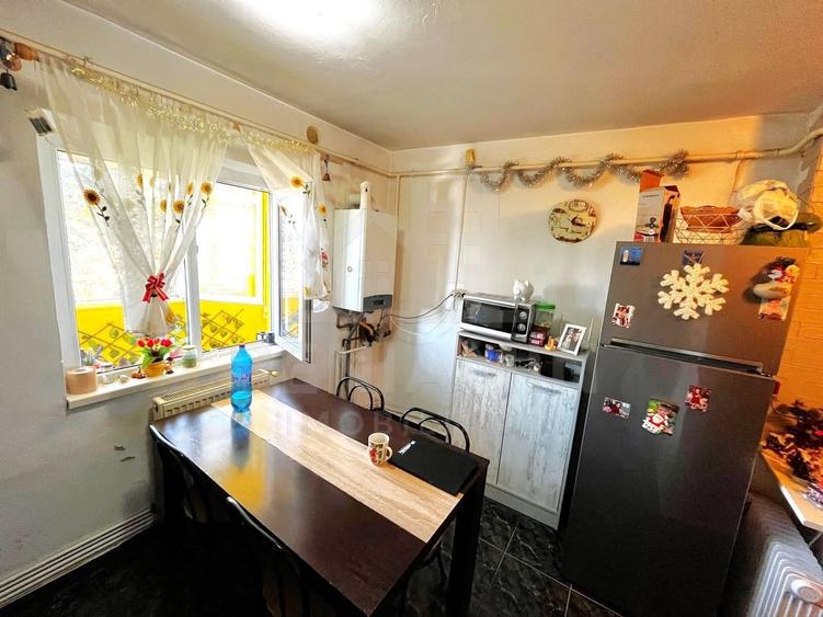 Apartament cu 3 camere semidecomandat, mobilat în 1 Mai