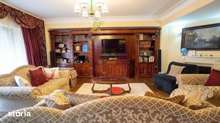 Apartament cu 4 camere decomandat în Clăbucet