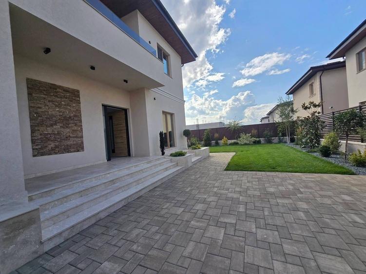 Casă individuală cu 5 camere cu Canalizare în Dobroești