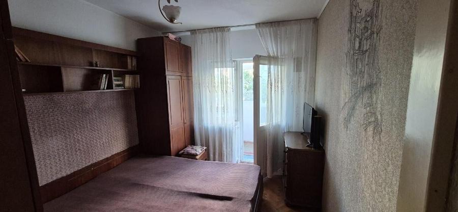 Apartament cu 3 camere decomandat în Podul de Fier