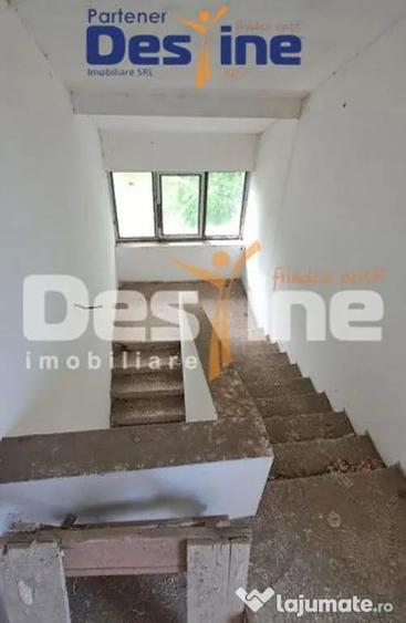 Casă cu 11 camere cu Teren 500 Mp în Valea Lupului