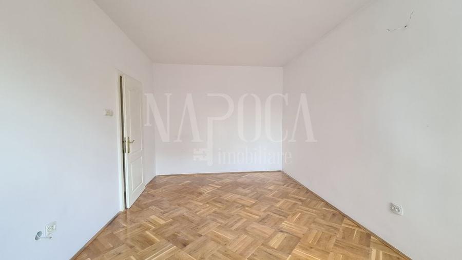 Casă individuală cu 15 camere cu Canalizare în Zorilor
