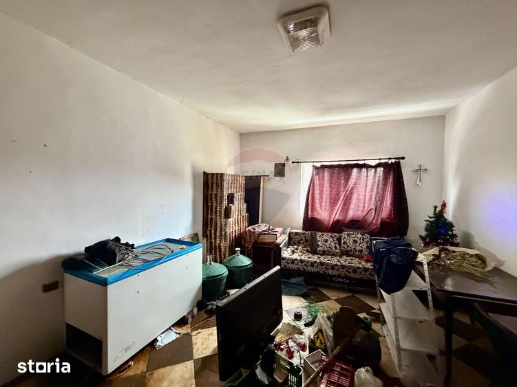 Casă cu 4 camere cu Teren 7727 Mp în Cârligele
