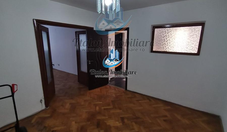 Apartament cu 2 camere decomandat în Periferie