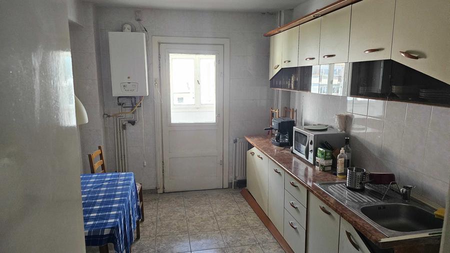 Apartament cu 3 camere decomandat în Platoul Izvor