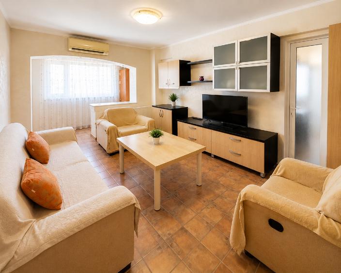 Apartament cu 3 camere semidecomandat, mobilat în Central