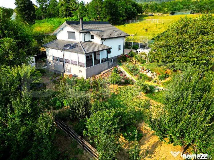 Casă cu 5 camere cu Teren 1000 Mp în Bucium