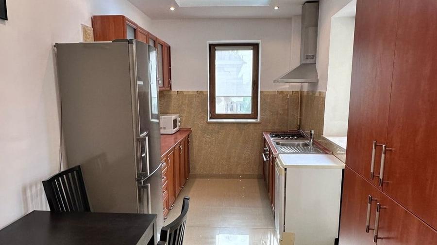 Apartament cu 3 camere semidecomandat în Nordului