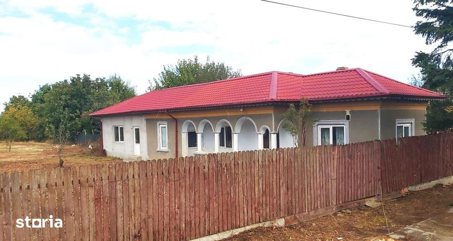 Casă cu 5 camere cu Teren 2800 Mp în Gostinari