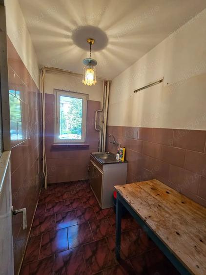 Apartament cu 4 camere semidecomandat în Sud