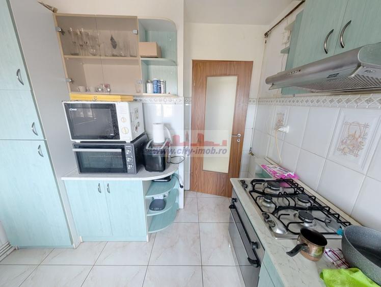 Apartament cu 4 camere semidecomandat, mobilat în Central