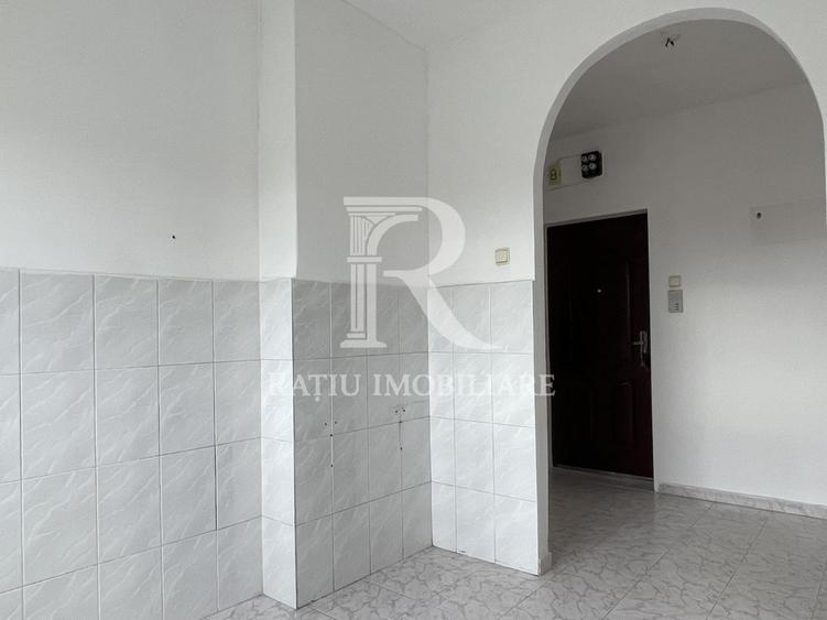 Apartament cu 3 camere semidecomandat în Central