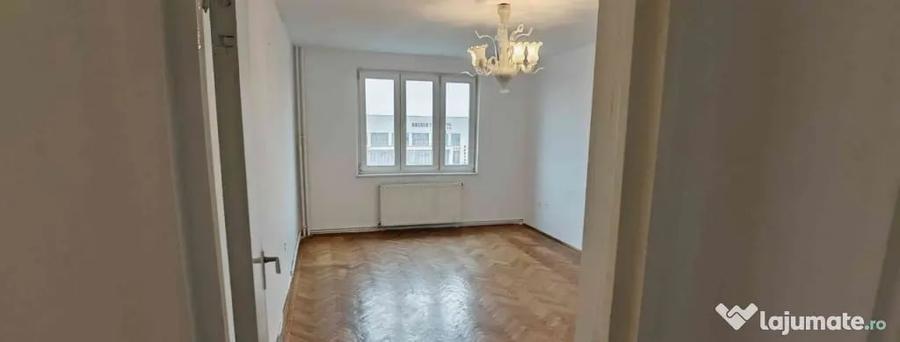 Apartament cu 3 camere decomandat în Astra