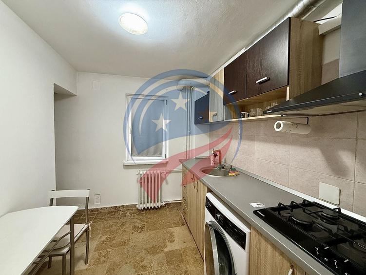 Apartament cu 3 camere semidecomandat în 1 Mai