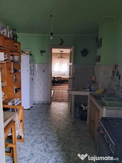 Apartament cu 4 camere decomandat în Coman