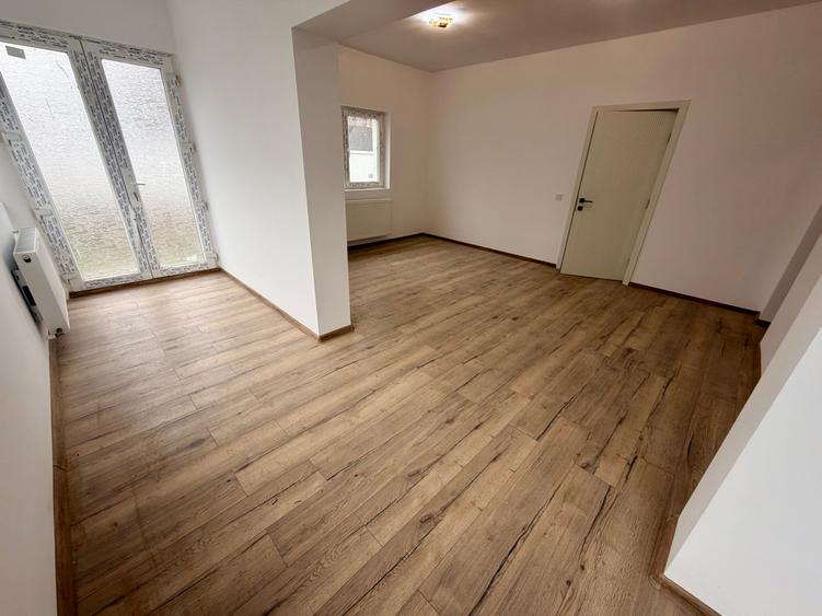 Casă individuală cu 8 camere cu Canalizare în Exterior Sud