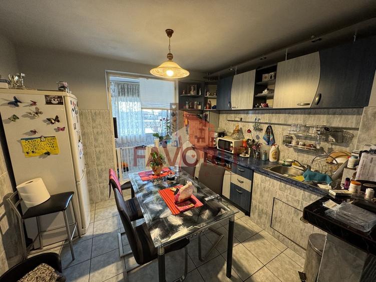 Apartament cu 3 camere semidecomandat, mobilat în Circumvalațiunii