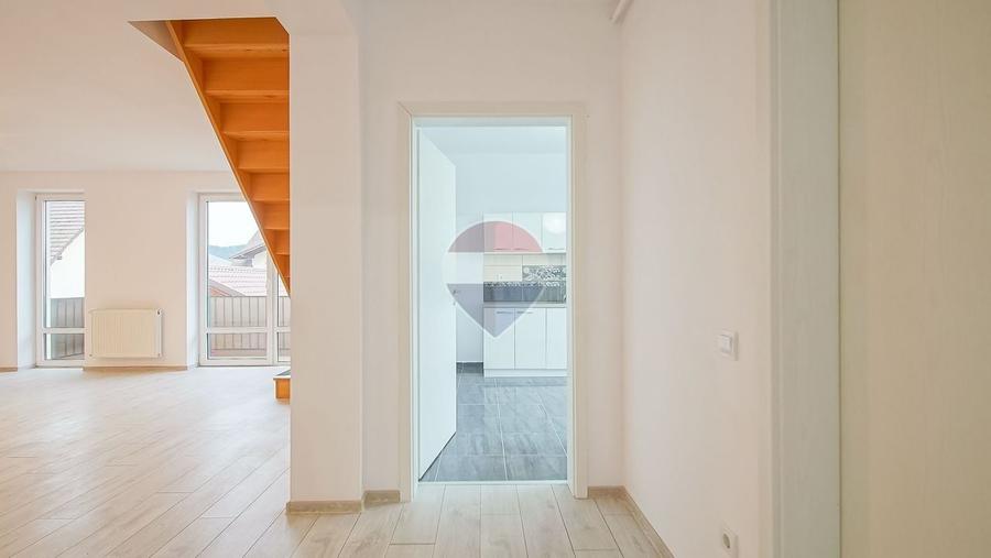 Apartament cu 4 camere decomandat, mobilat în Florilor