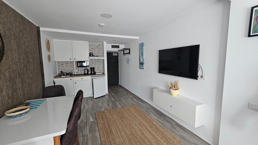 Apartament cu 3 camere semidecomandat, mobilat în Central
