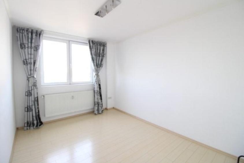Apartament cu 3 camere semidecomandat, mobilat în Alexandru Obregia