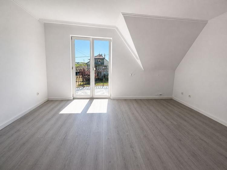 Casă individuală cu 7 camere cu Canalizare în Sânmartin