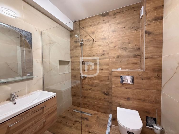 Apartament cu 3 camere semidecomandat în Central