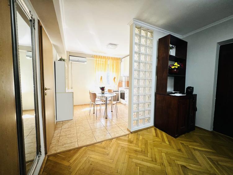 Apartament cu 3 camere semidecomandat, mobilat în Aradului