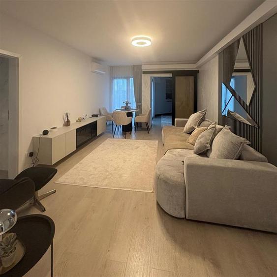 Apartament cu 3 camere semidecomandat, mobilat în Universității